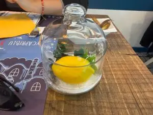 Decoración de limón en cúpula de cristal y azúcar, símbolo de la decoración de Capri Blu.